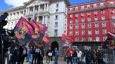 ВМРО излезе на протест пред ЦИК срещу многобройните секции в Турция (снимки)