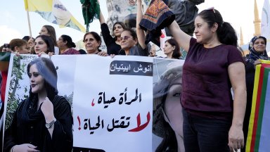 Иранската армия предупреди днес че ще се изправи срещу враговете