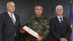 Проф. Минеков награди ефрейтор Иван Димитров, спасил 5 икони при охраната на българо-турската граница