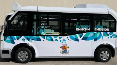 Произведен е първият от 52 малки електрически буса които ще