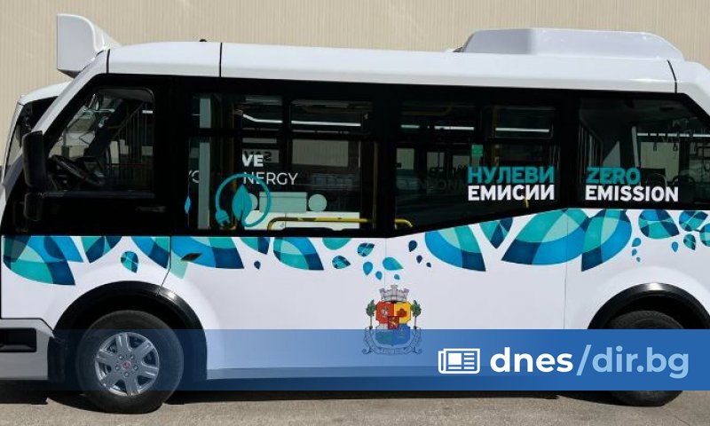 Произведен е първият от 52 малки електрически буса, които ще