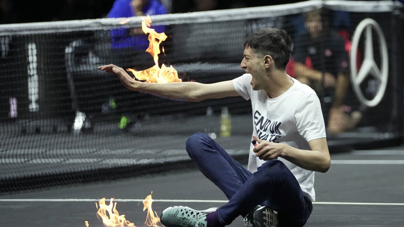 В голямата вечер на Федерер: Протестиращ се запали на корта в Лондон