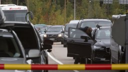 Забраната за влизане на коли с руска регистрация важи и при транзитно преминаване през страната