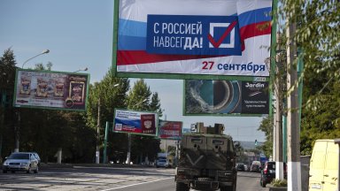 Втори ден продължават референдумите: Зеленски отговори с военни администрации в Луганск и Херсон
