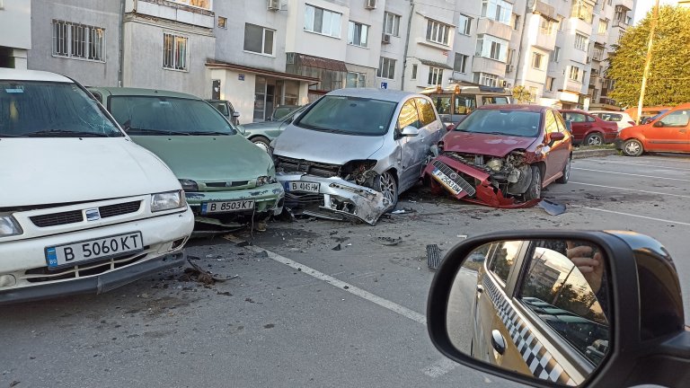 Боклукчийски камион помете седем коли във Варна (снимки)