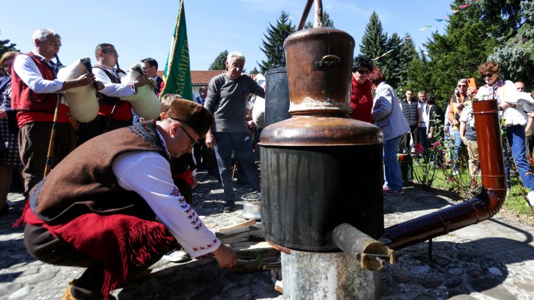 "Запалиха" казана за ракията на Фестивала на сливата в Троян (снимки)