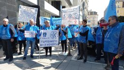 Служители на "Автомобилна администрация" протестираха заради работно време и заплати