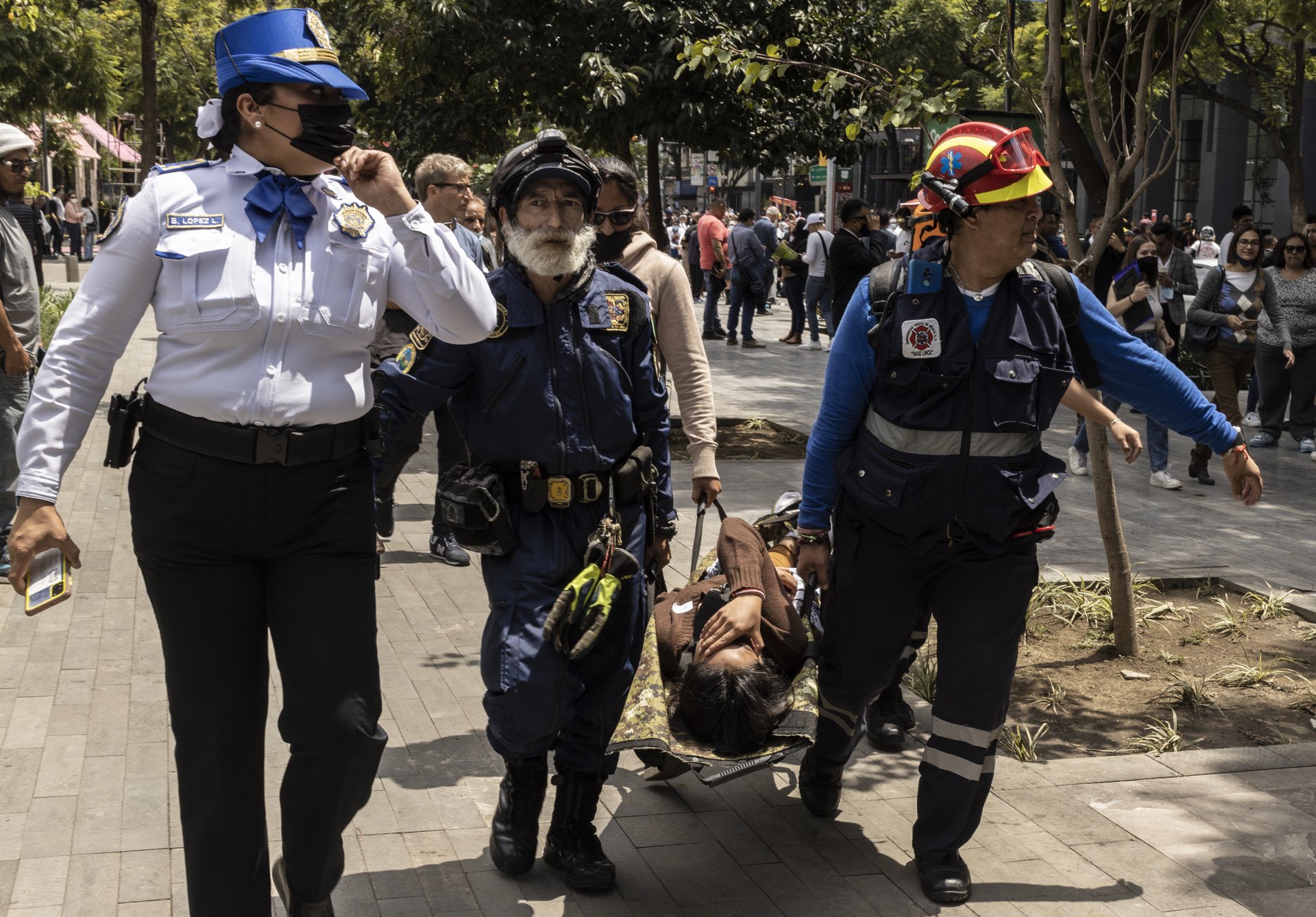 Спасители транспортират до линейка ранен човек след земетресние с магнитуд 7,7 по Рихтер в Мексико