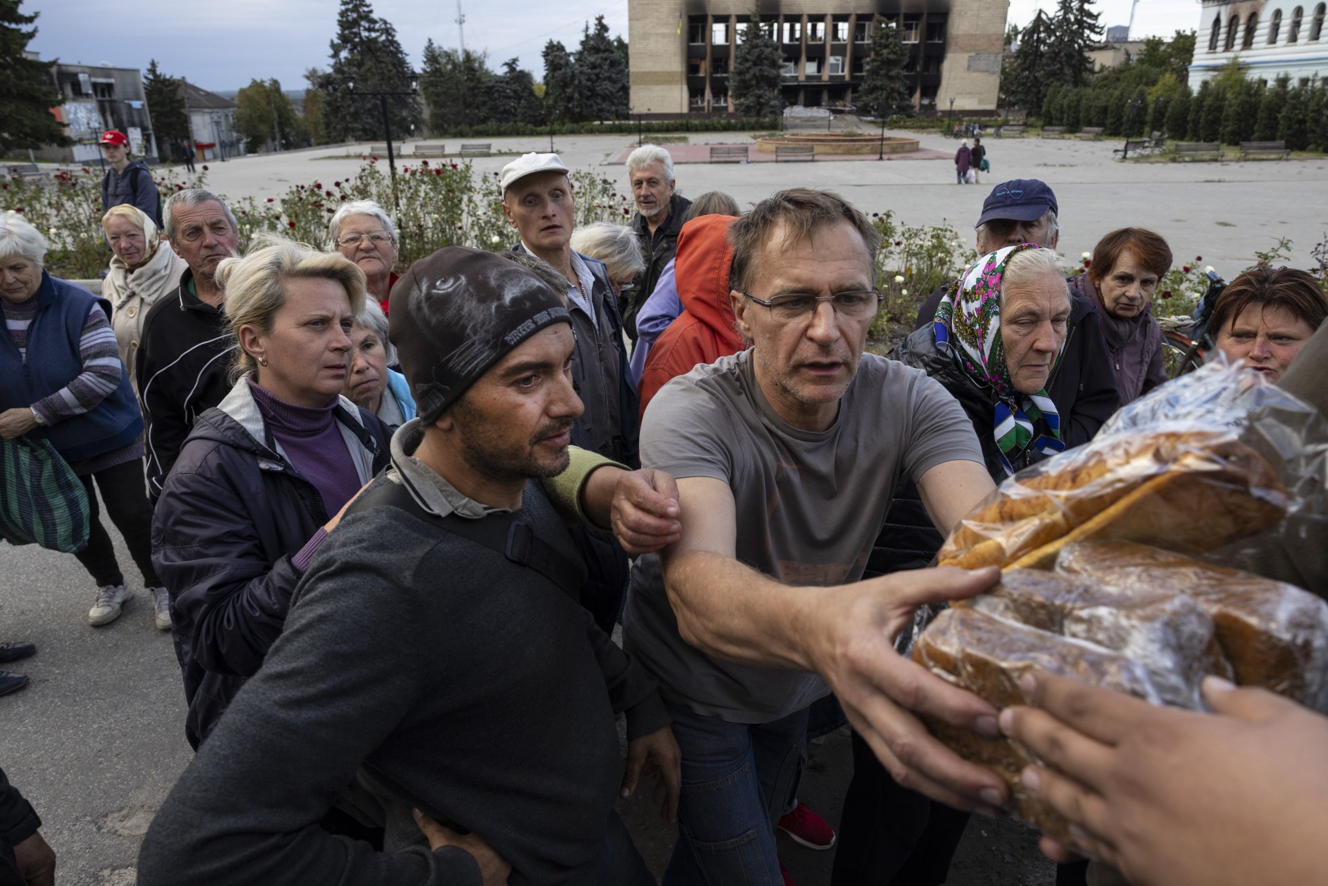 Жителите грабят хляб, който местна хуманитарна организация, Good Bread раздава на 20 септември. Организацията се грижи за семействата на хора с увреждания.
