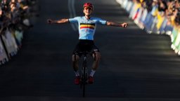 Белгиец е най-младият световен шампион от 29 г. след нощен арест на основния му конкурент