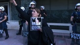 Коктейл "Молотов" бе хвърлен по посолството на Иран в Атина