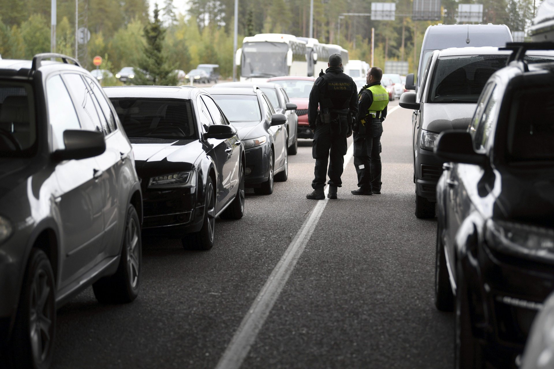 Финландски граничари стоят сред руски превозни средства на граничния контролно-пропускателен пункт Ваалимаа във Виролахти, Финландия