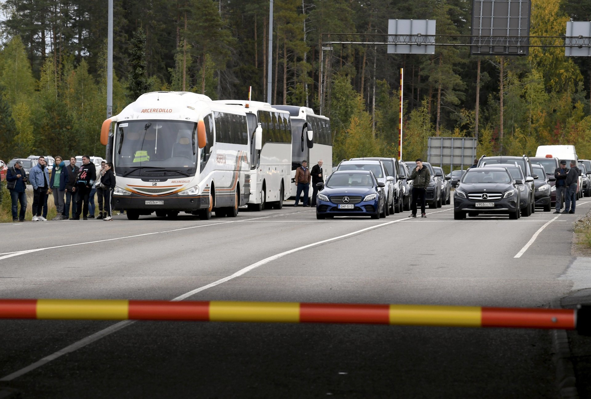 Хора, пътуващи от Русия с коли и автобуси, се редят на опашка, за да пресекат границата с Финландия на граничния контролно-пропускателен пункт Ваалимаа във Виролахти, Финландия