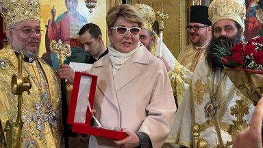 С 33 удара на голямата камбана колкото са годините на