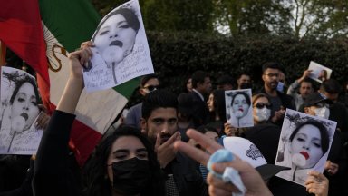 Петима ранени полицаи и 12 арестувани по време на протеста пред иранското посолство в Лондон