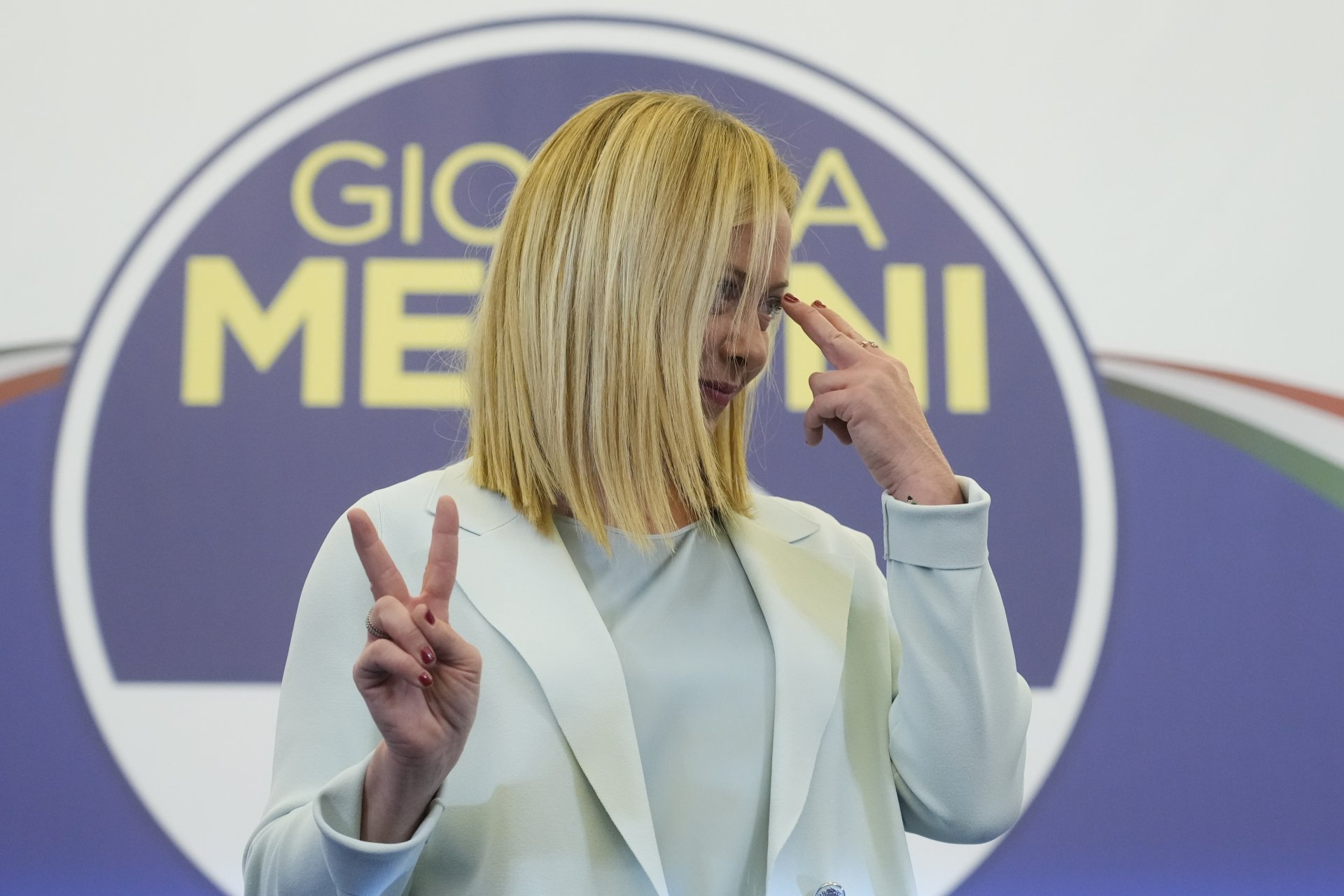 Джорджа Мелони прави знака на победата, след като се разбира, че партията й печели изборите