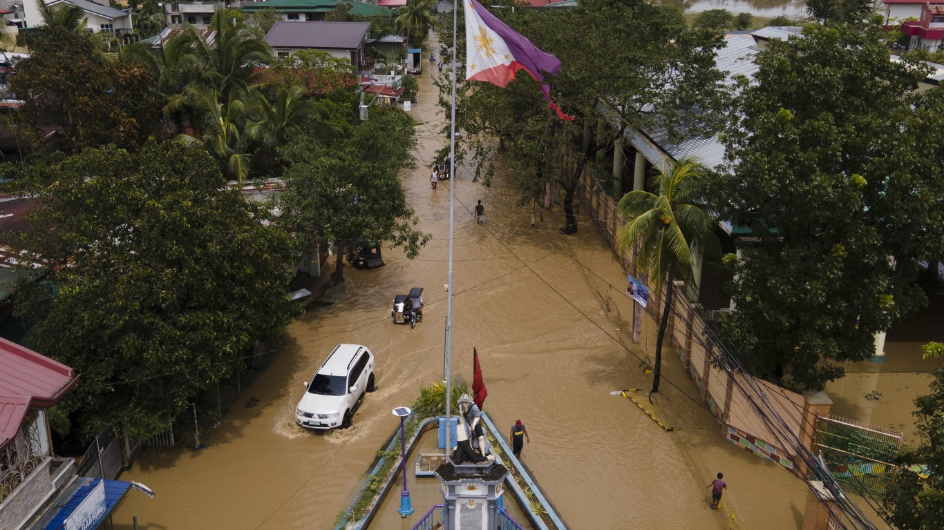 Тайфунът Нору взе най-малко 8 жертви на Филипините, 3-ма души са в неизвестност (снимки/видео)