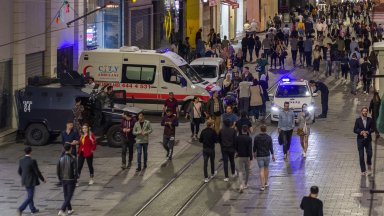 Полицай беше убит след като въоръжени откриха стрелба по полицейското управление в