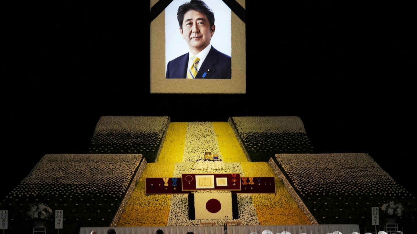 Япония отдаде за последно почит на Шиндзо Абе (снимки)