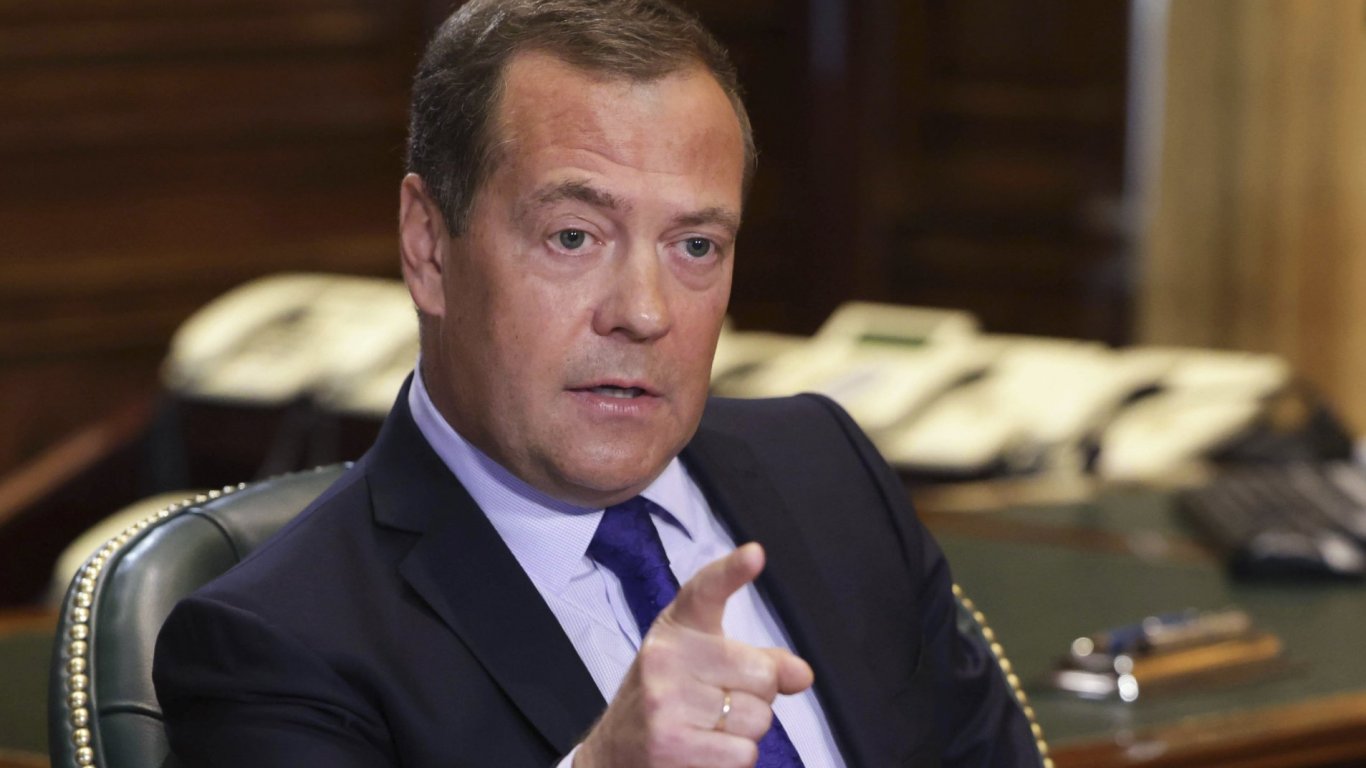 Медведев: Байдън може да започне ядрена война от разсеяност, той се губи в собствения си офис