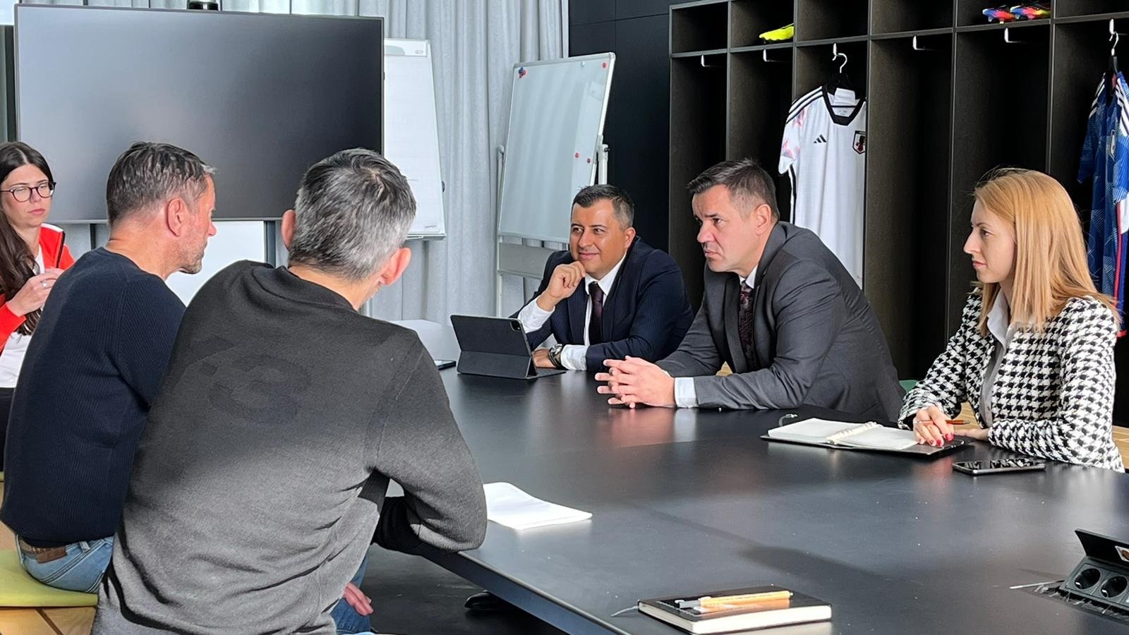 Министър Никола Стоянов разговаря с директора на "Адидас" в централата на компанията