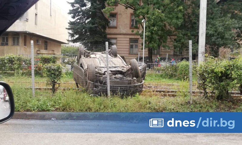 Два леки автомобила катастрофираха на кръстовището на бул. Цар Борис