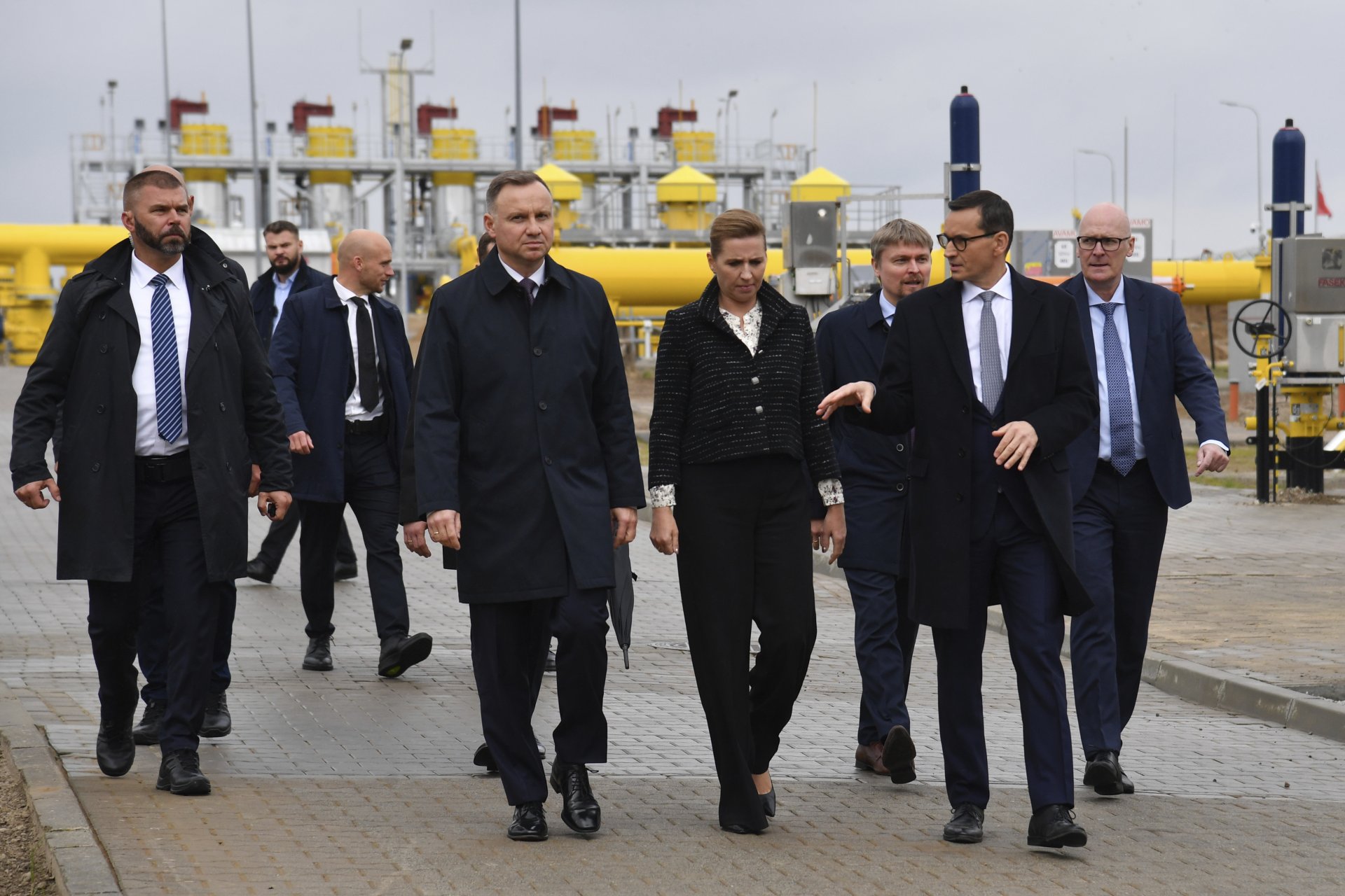 Президентът на Полша Анджей Дуда, министър-председателят на Дания Мете Фредериксен и полският премиер Матеуш Моравецки по време на церемонията по откриването на Baltic Pipe в Будно, Полша, 27 септември 2022 г.