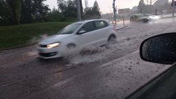 След смъртоносната буря в София: Всички аварийни екипи са на крак, 30 л/кв. м потопиха града