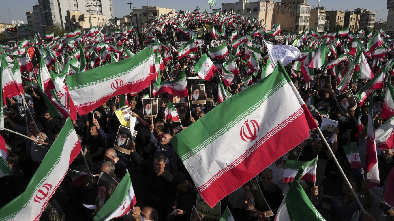 Не стихват протестите в Иран, демонстрантите скандират "Смърт на диктатора!" (видео)