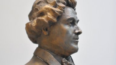 Скулптурният портрет на легендарния певец Петър Райчев заема достойно място в основаната от него Варненска опера