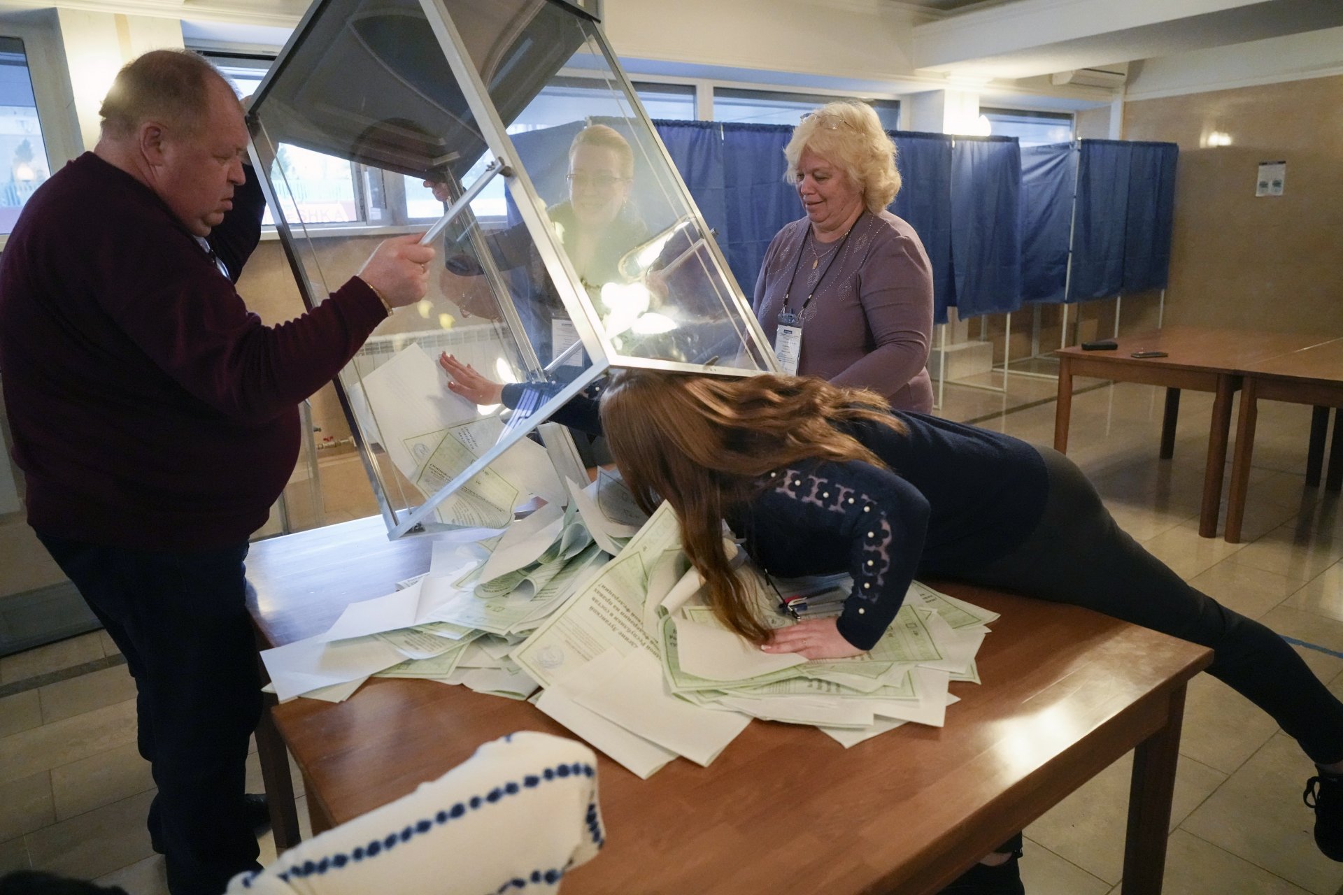Преброяване на бюлетините от избирателна комсия в Луганск