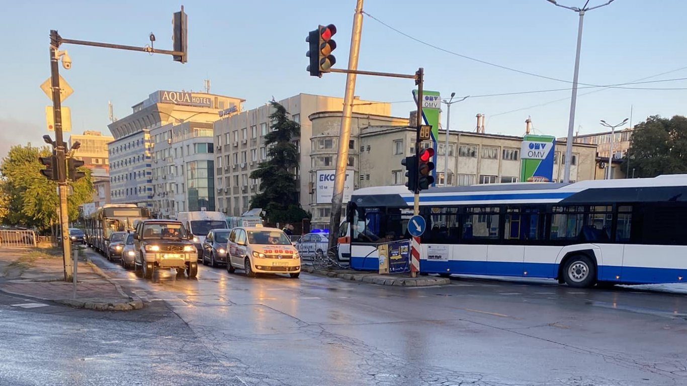Автобус се заби в електрически стълб край жп гарата във Варна