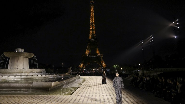 "Yves Saint Laurent" върна миналото и нажежи парижкия подиум под блясъка на Айфеловата кула
