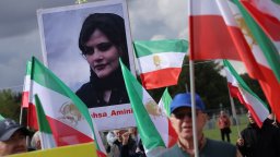 Иранските власти заплашиха известни личности в страната заради подкрепата им за протестите