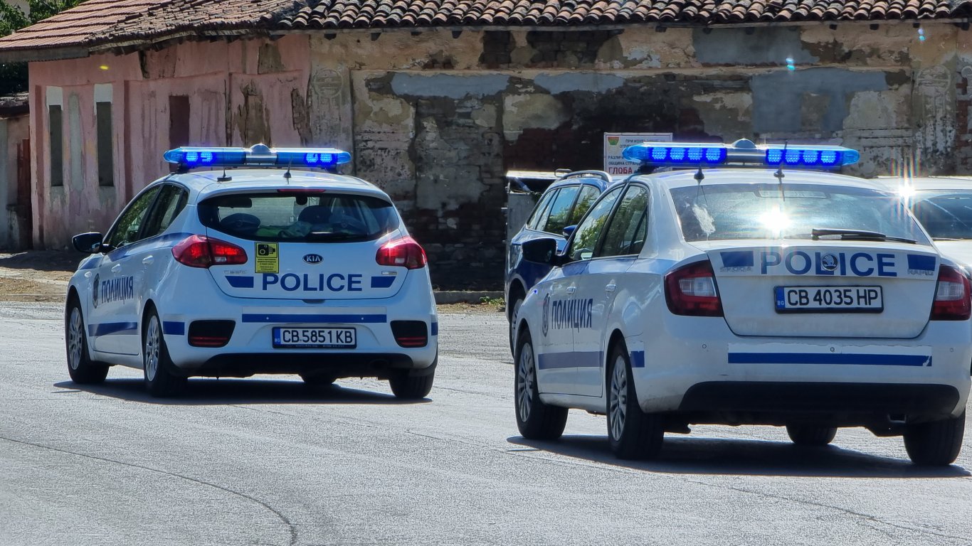 Шофьор на луксозна кола с мигранти опита да блъсне полицай край София и избяга