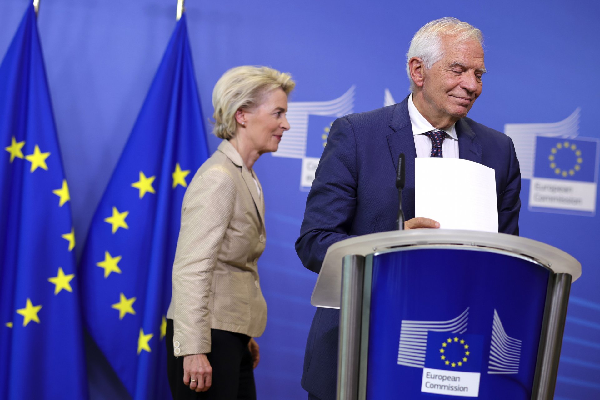 Председателят на Европейската комисия Урсула фон дер Лайен и първият дипломат на ЕС Жозеп Борел напускат подиума след пресконференция в централата на ЕС в Брюксел в сряда, 28 септември 2022 г.