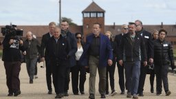 Арнолд Шварценегер посети мемориала Аушвиц и заклейми омразата (снимки)