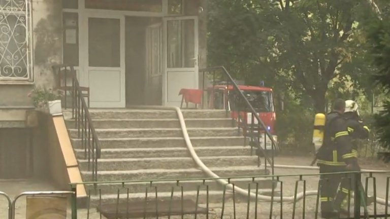 20 евакуирани при пожар в общежитие в Русе (видео)