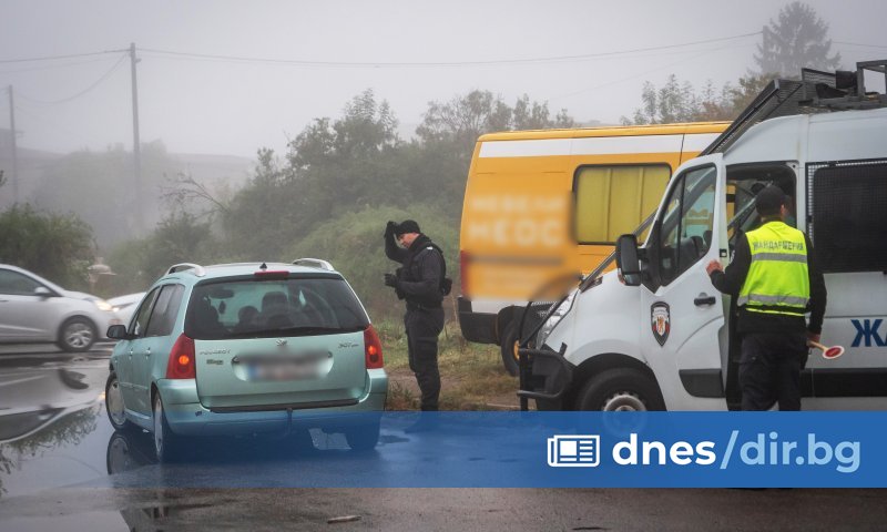 До арестите се стигнало след постъпила оперативна информация. Полицията е