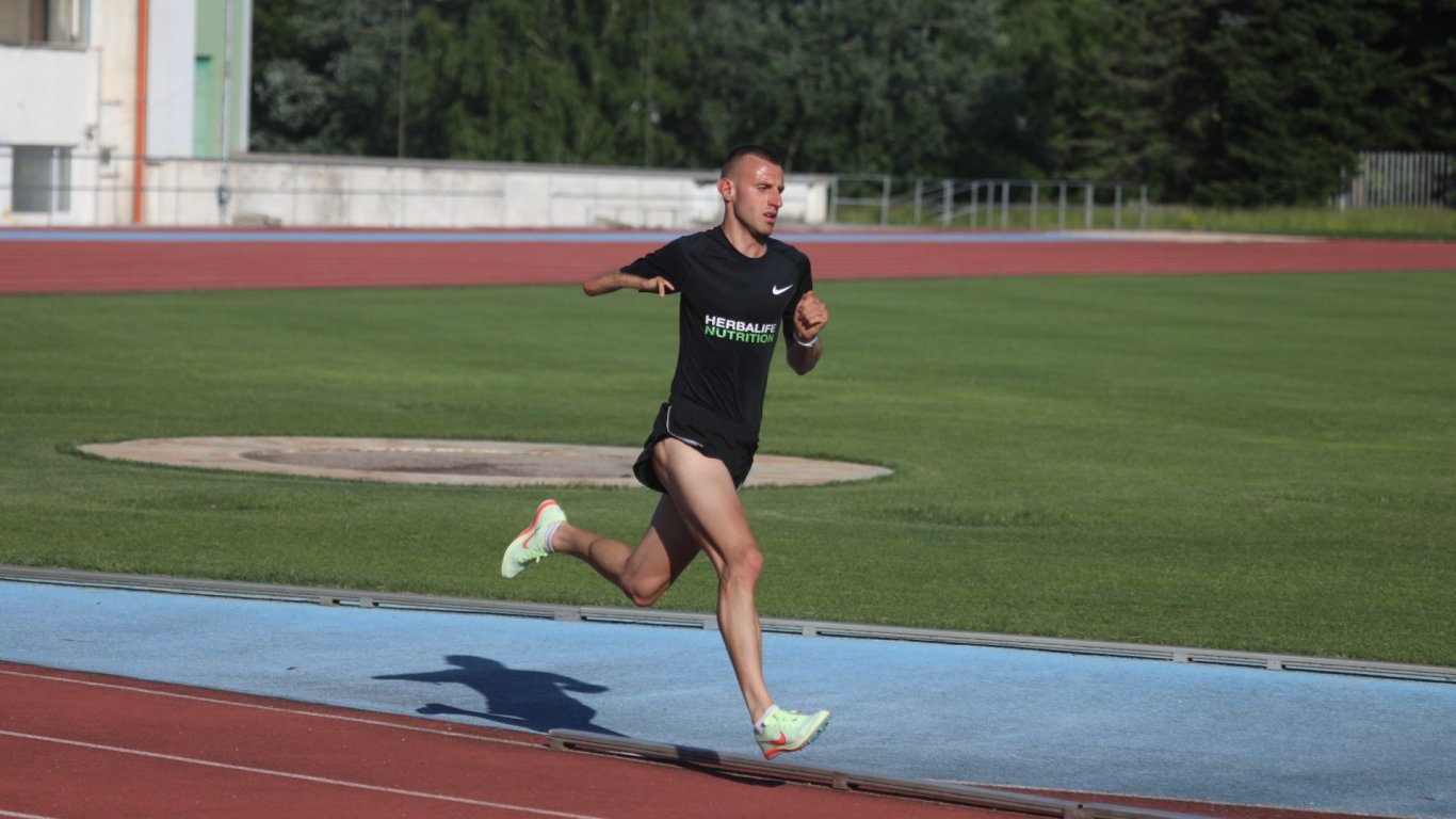 Вицешампионът ни на 1500 м в Токио Християн Стоянов продължава да жъне победи