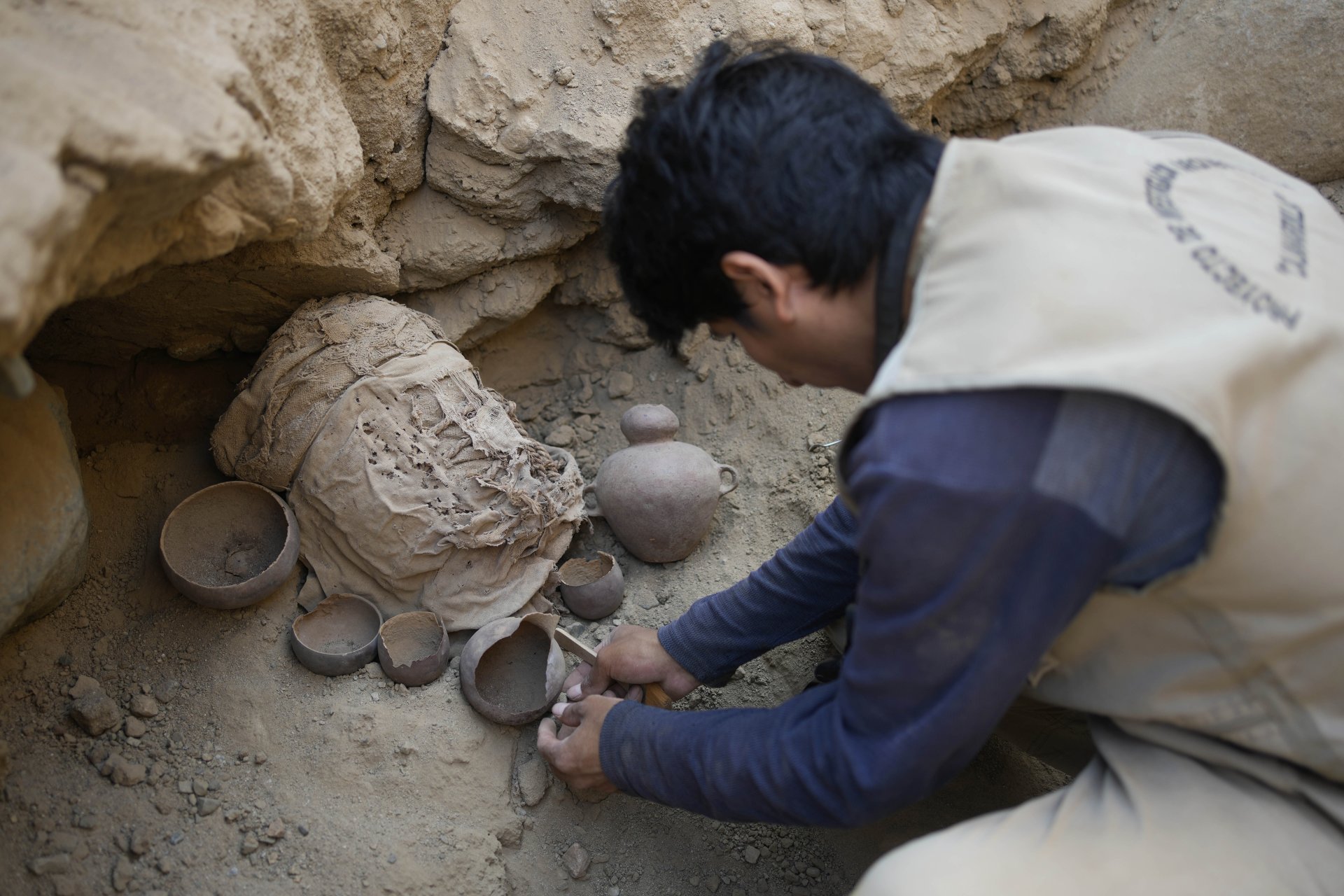 Археолог работи на обекта Кахамаркиля, където през февруари бяха открити шест детски мумии, Обектът е близо до Лима