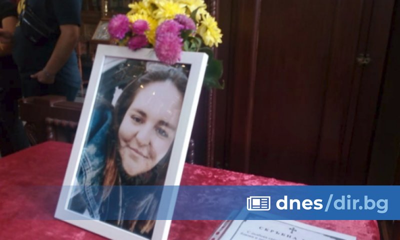Стотици дойдоха на опелото на 22-годишната Светомира Станчева, която загина