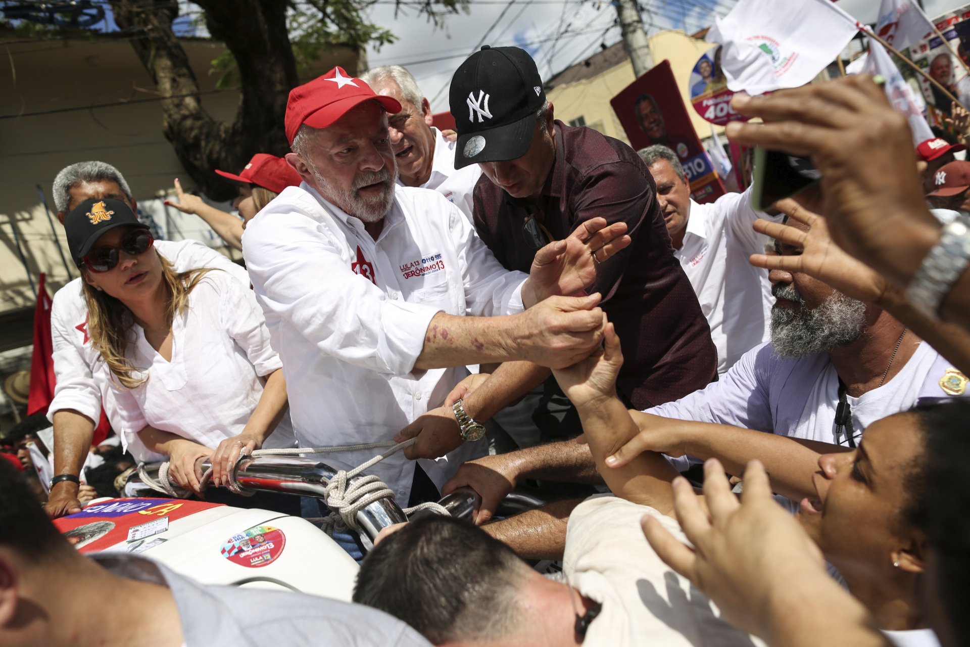 Бившият президент на Бразилия Луис Инасио Лула да Силва, който се кандидатира за преизбиране с "Партията на трудещите се", поздравява свои поддръжници по време на предизборен митинг в Салвадор, петък, 30 септември 2022 г.