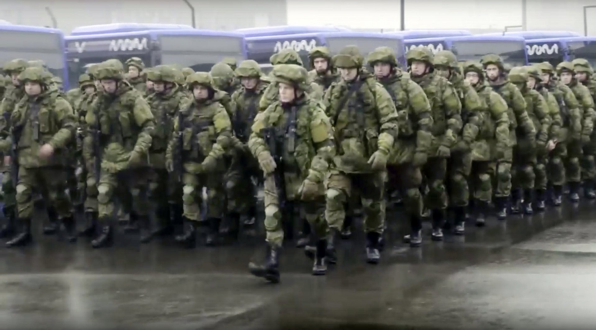 Руски наборници маршируват в парк в Москва преди да започнат военното си обучение, Снимката е направена от видео, разпространено от руското Министерство на отбраната, 1 октомври 2022 г.