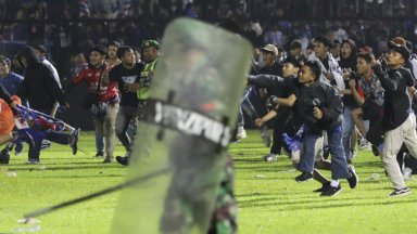 Стотици загинали и ранени при безредици на футболно дерби в Азия