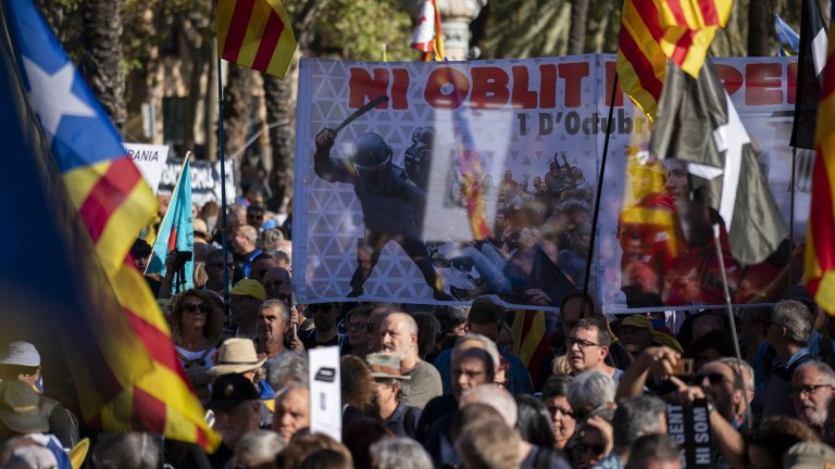 Хиляди по улиците на Барселона в петата годишнина от референдума за независимост (снимки)