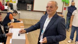 Ахмед Доган гласува първи и прогнозира: Бъдещето няма да е розово