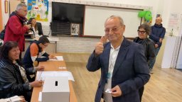 Ахмед Доган гласува първи и прогнозира: Бъдещето няма да е розово