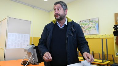 Съпредседателят на Демократична България Христо Иванов гласува в 93 о СУ