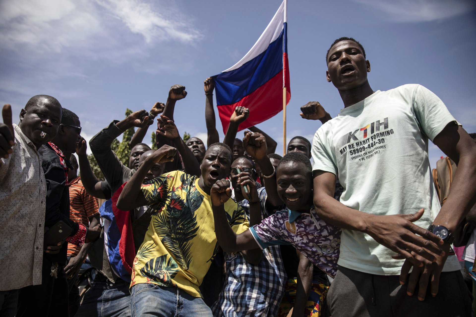 Млади мъже скандират лозунги срещу властта на подполковник Дамиба, срещу Франция и за започване на сътрудничество с Русия, Уагадугу, Буркина Фасо, петък, 30 септември 2022 г.